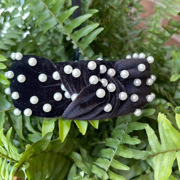 Accessories - Black Velvet Pearl Headband